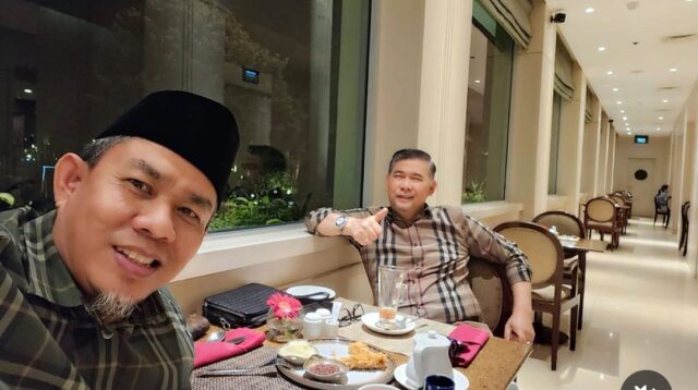 H Abdul Rahman (kiri) bersama mantan Walikota Jambi Sy Fasha (kanan). Foto : dok H Abdul Rahman
