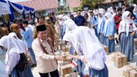 Gubernur Jambi Al Haris menyerahkan bantuan Dumisake Pendidikan kepada 410 siswa SMA dan SMK kurang mampu, serta peralatan pada siswa SLB Kabupaten Muaro Jambi, Selasa (30/7/2024).