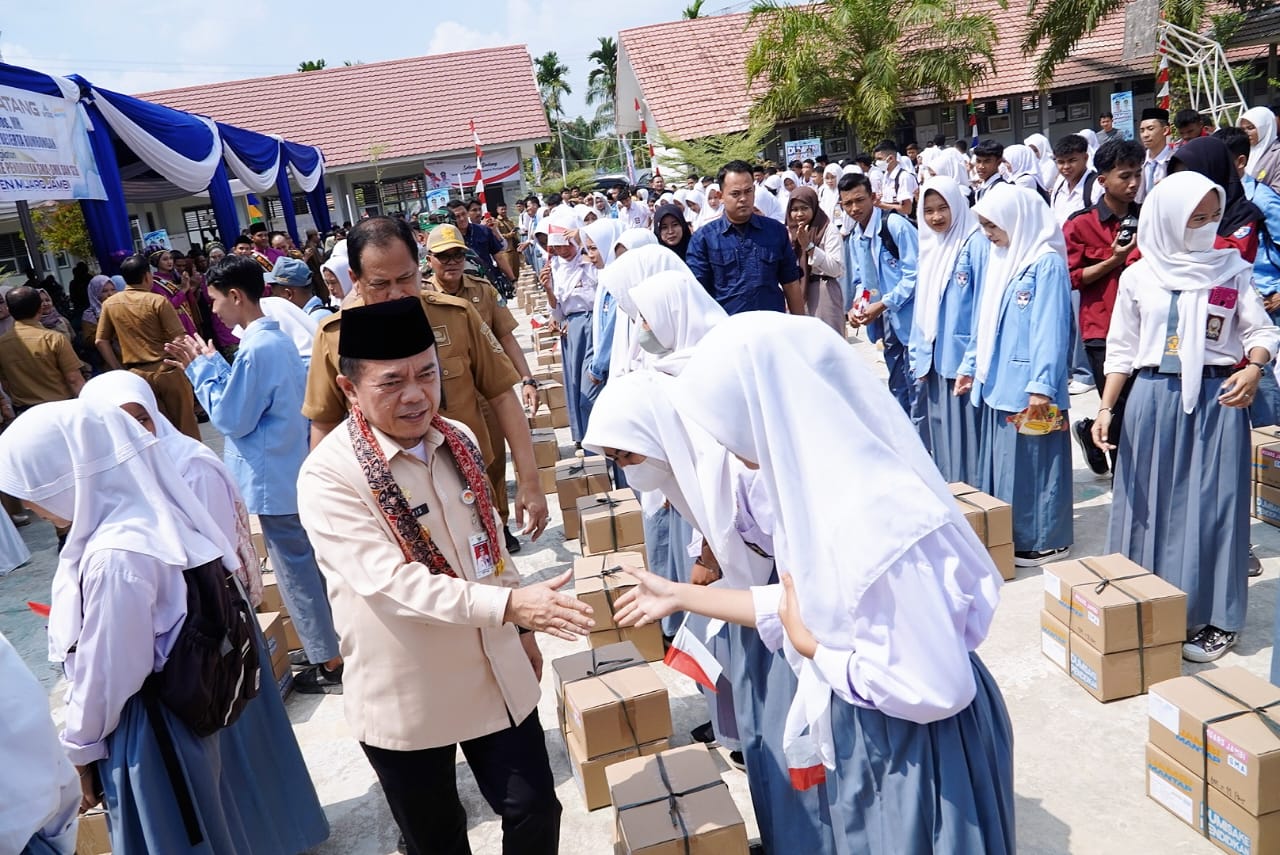 Gubernur Jambi Al Haris menyerahkan bantuan Dumisake Pendidikan kepada 410 siswa SMA dan SMK kurang mampu, serta peralatan pada siswa SLB Kabupaten Muaro Jambi, Selasa (30/7/2024).