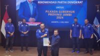 Penyerahan SK rekomendasi langsung diserahkan Ketua Umum Demokrat, Agus Harimurti Yudhoyono (AHY) ke Al Haris di DPP Demokrat, Jakarta, Kamis (04/07/2024). Foto : Istimewa