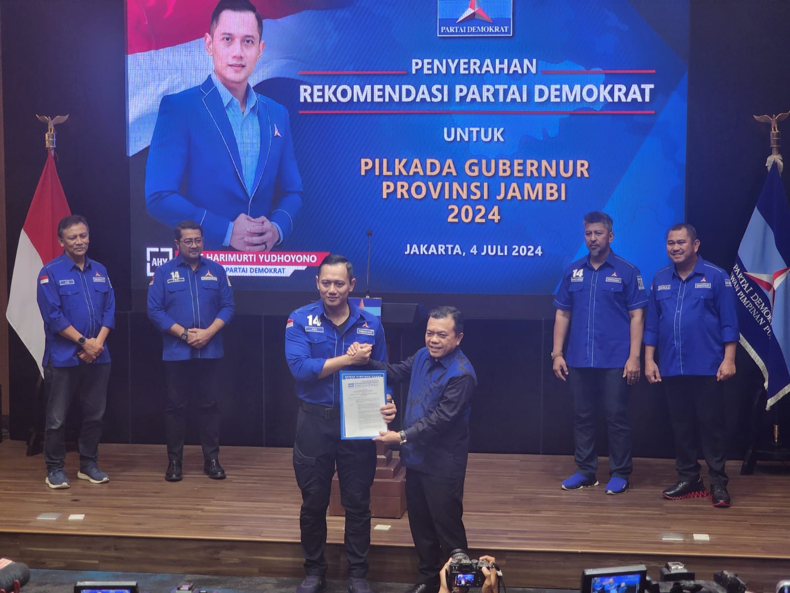 Penyerahan SK rekomendasi langsung diserahkan Ketua Umum Demokrat, Agus Harimurti Yudhoyono (AHY) ke Al Haris di DPP Demokrat, Jakarta, Kamis (04/07/2024). Foto : Istimewa