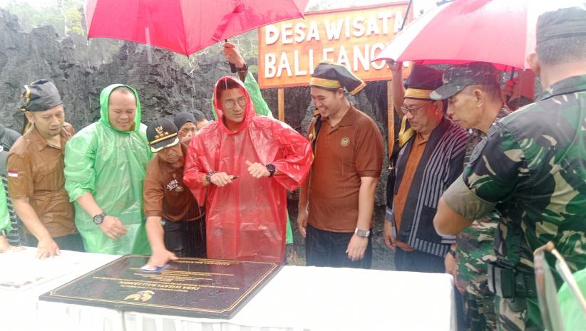 Menparekraf Sandiaga Uno mengunjungi Desa Balleangin, Kecamatan Balocci, Kabupaten Pangkajene dan Kepulauan (Pangkep), Sulawesi Selatan, Minggu (30/6/2024). (Foto: Abdoellah Nicolha) Menparekraf Sandiaga Uno mengunjungi Desa Balleangin, Kecamatan Balocci, Kabupaten Pangkajene dan Kepulauan (Pangkep), Sulawesi Selatan, Minggu (30/6/2024). (Foto: Abdoellah Nicolha)
