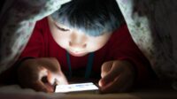 ilustrasi anak main gadget