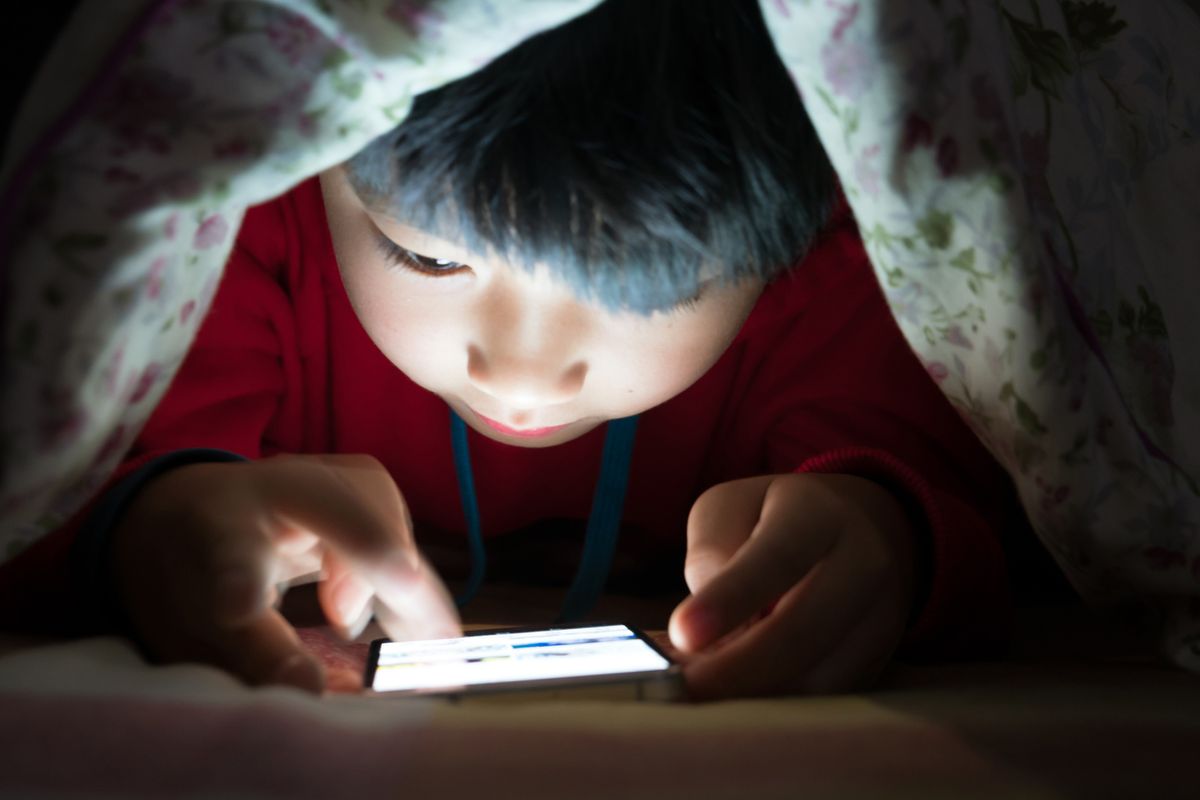 ilustrasi anak main gadget