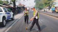 Petugas Unit Laka Satlantas Polres Pasuruan mengolah TKP kecelakaan maut motor yang ditumpangi tiga orang sekeluarga tertabrak truk, Rabu (24/7/2024). (Foto: iNews)