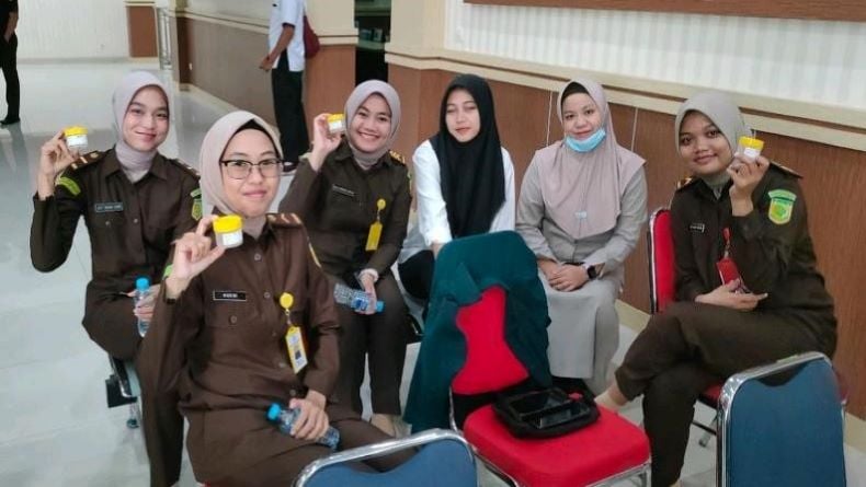 Sebanyak 59 pegawai Kejari Bangka Selatan dites urine. (Foto: Ist)