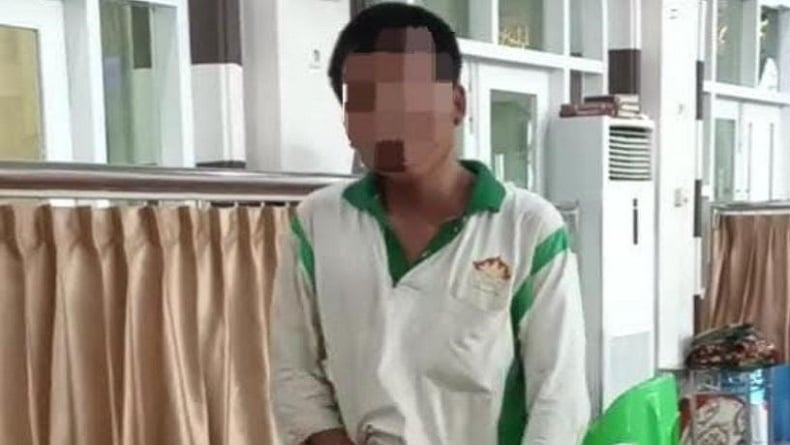Screenshot of the man caught breaking into the charity box, exposing himself inside a mosque in Metro City, Lampung. (Photo: Ist)