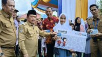 Gubernur Al Haris Serahkan Bantuan Peralatan dan SPP Program Dumisake Pendidikan di Merangin. Foto: Jambiseru.com