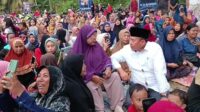 H Abdul Rahman di tengah masyarakat Jambi. Foto : ist