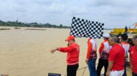 Gubernur Jambi, Al Haris saat buka Lomba Perahu Tradisional. Foto: Jambiseru.com