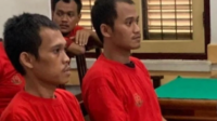 Terdakwa Dedi Noviyana dan Tanajudin, dua kurir narkoba saat menjalani persidangan di PN Medan. Foto: iNews.id