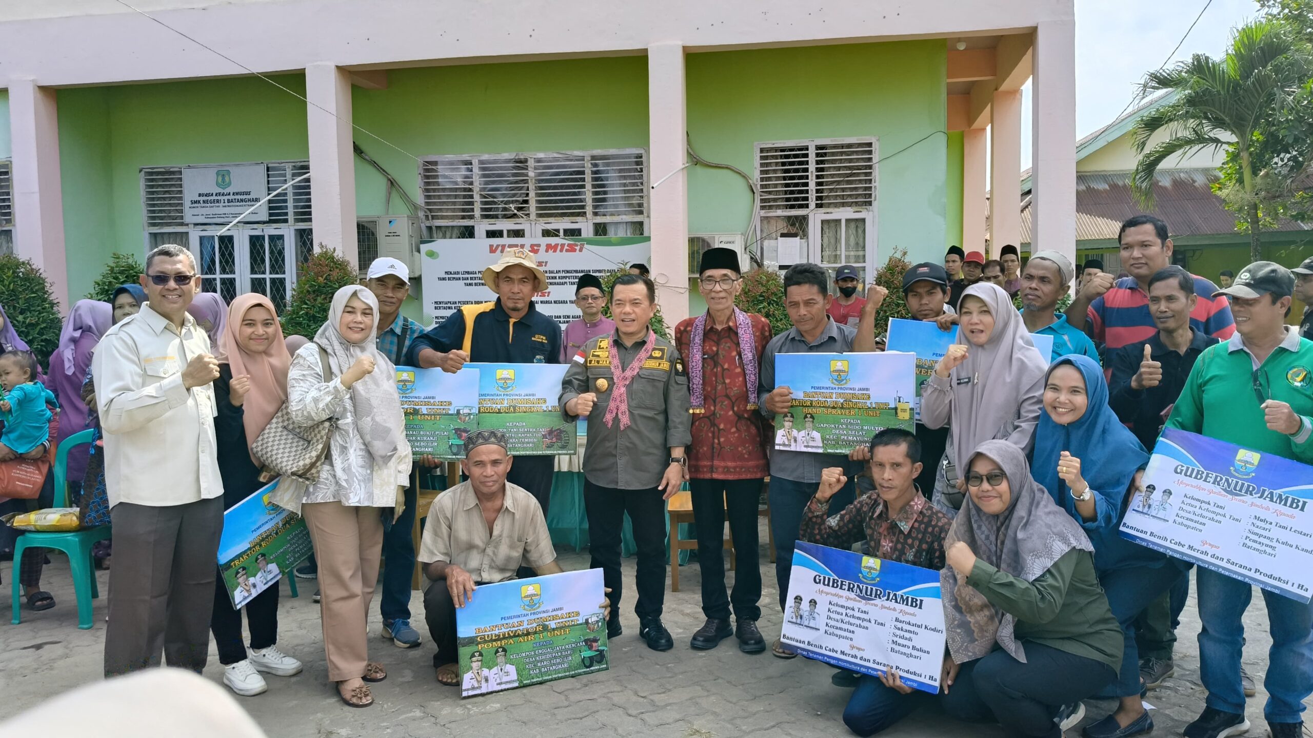 Gubernur Jambi, Al Haris saat serahkan bantuan Dumisake di Kabupaten Batanghari. Foto: Jambiseru.com