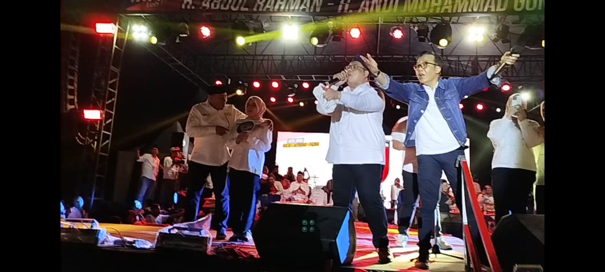 Dari kanan, Ari Lasso, Guntur, dan H Abdul Rahman beserta istri. Foto : dok tim