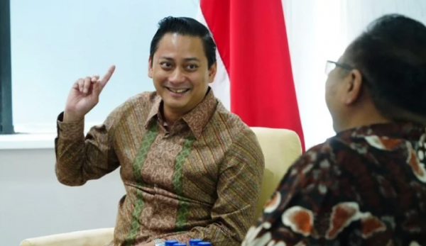 Menag Yaqut Cholil Qoumas menunjuk Wamenkeu II Thomas Djiwandono sebagai ketua panitia Natal Nasional 2024. Foto: jambi.inews.id