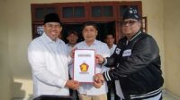DPD Gerindra Provinsi Jambi Bagikan SK B1KWK ke H Abdul Rahman-H Andi Muhammad Guntur. Foto: Dok tim