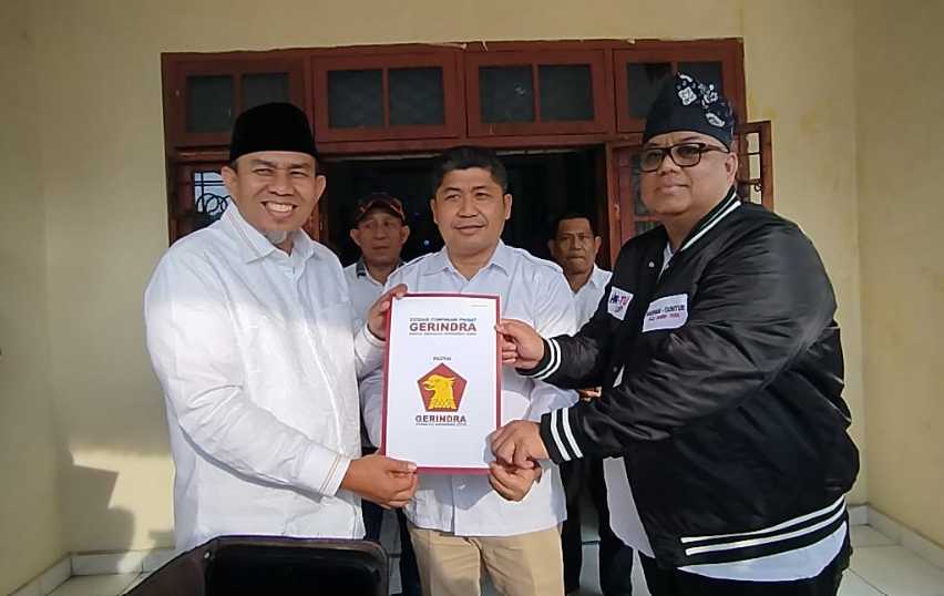 DPD Gerindra Provinsi Jambi Bagikan SK B1KWK ke H Abdul Rahman-H Andi Muhammad Guntur. Foto: Dok tim