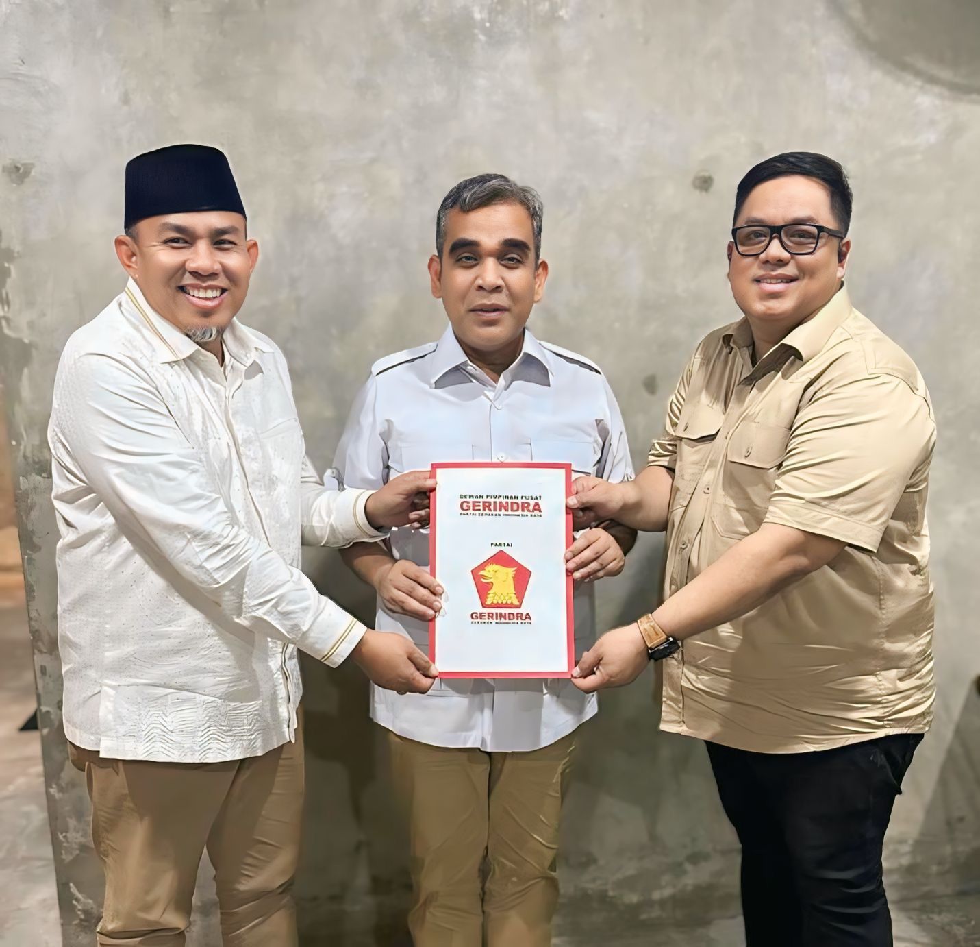 HAR (kiri) dan Guntur (kanan), saat menerima rekomendasi dari Partai Gerindra untuk Pilwako Jambi 2024. Foto : dok tim HAR (kiri) dan Guntur (kanan), saat menerima rekomendasi dari Partai Gerindra untuk Pilwako Jambi 2024. Foto : dok tim