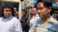 Gibran blusukan di Pondok Aren, Tangsel. Dia membagikan buku dan susu ke anak-anak. Foto: iNewsJambi.id