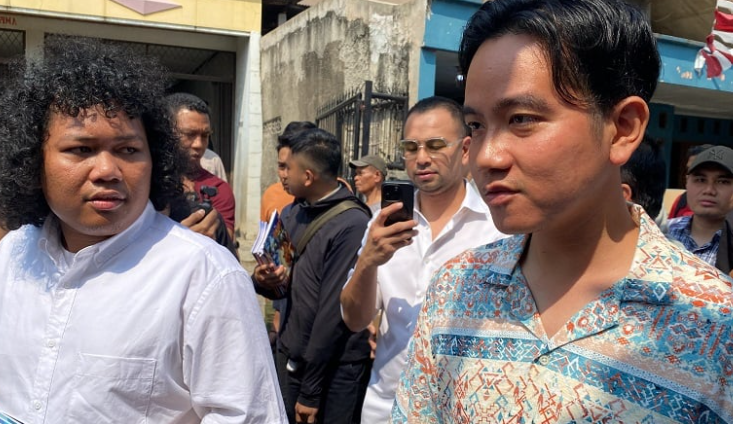 Gibran blusukan di Pondok Aren, Tangsel. Dia membagikan buku dan susu ke anak-anak. Foto: iNewsJambi.id