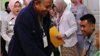 H Abdul Rahman disapa Keluarga Pasien Saat Jalani Tes Kesehatan. Foto: Jambiseru.com