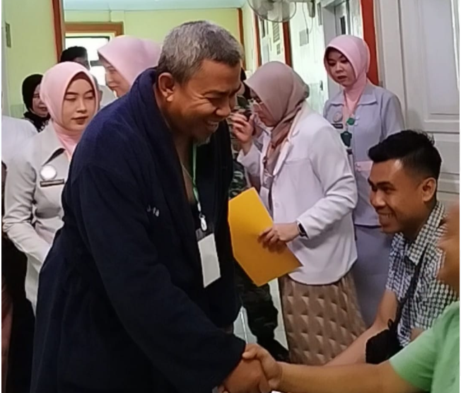 H Abdul Rahman disapa Keluarga Pasien Saat Jalani Tes Kesehatan. Foto: Jambiseru.com