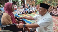 H Abdul Rahman (Bacawako Jambi) bersama emak emak. Foto : dok tim
