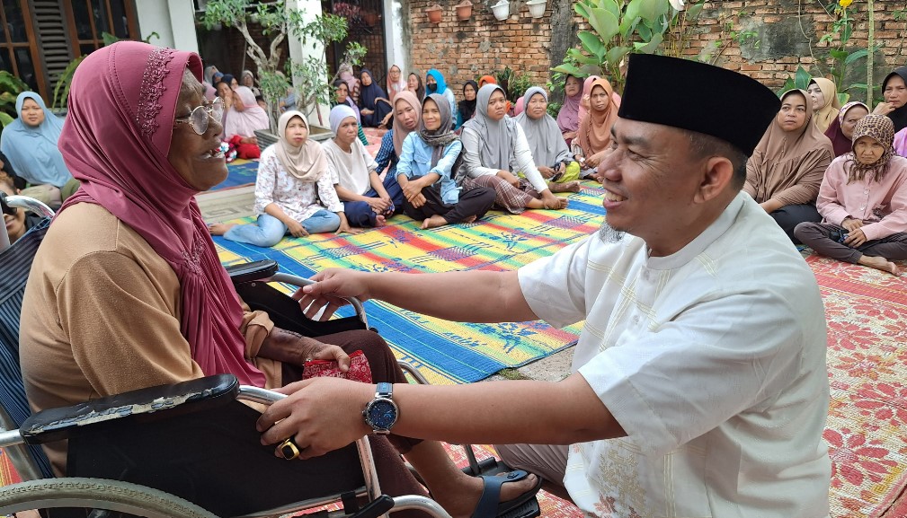 H Abdul Rahman (Bacawako Jambi) bersama emak emak. Foto : dok tim