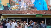 H Andi Muhammad Guntur bersama warga Terminal Rawasari. Foto: Dok tim