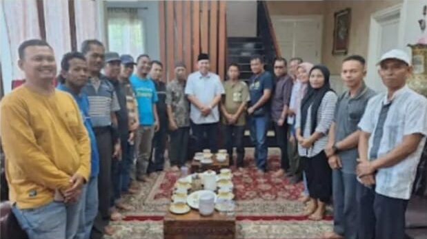 Foto bersama eks tim Budi bersama H Abdul Rahman. Foto : ist