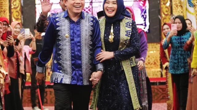 Al Haris-Hesnidar Haris Kenalkan Tenun Songket Batik Jambi di Catwalk. Foto: Istimewa