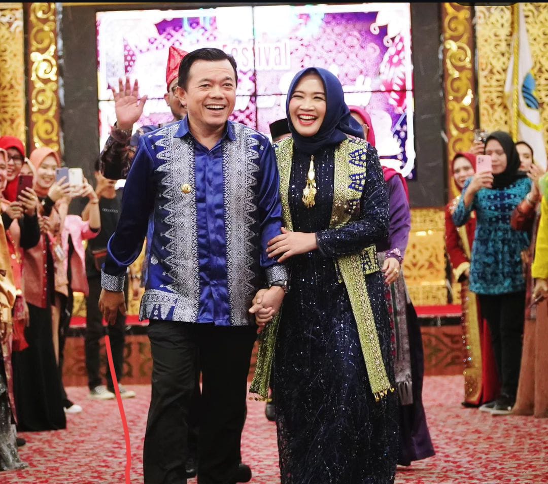 Al Haris-Hesnidar Haris Kenalkan Tenun Songket Batik Jambi di Catwalk. Foto: Istimewa Al Haris-Hesnidar Haris Kenalkan Tenun Songket Batik Jambi di Catwalk. Foto: Istimewa