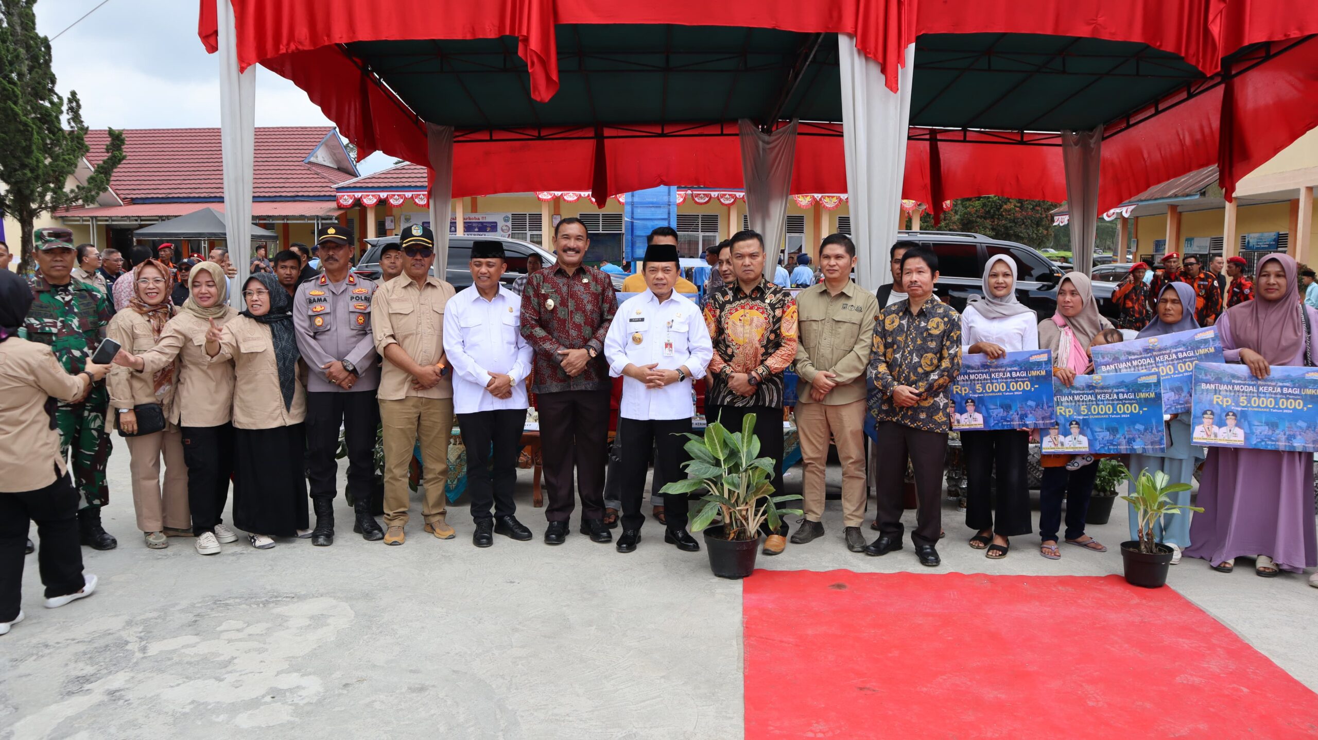 Gubernur Jambi , Al Haris Serahkan Bantuan Dumisake Pendidikan dan Dumisake UMKM. Foto: Jambiseru.com