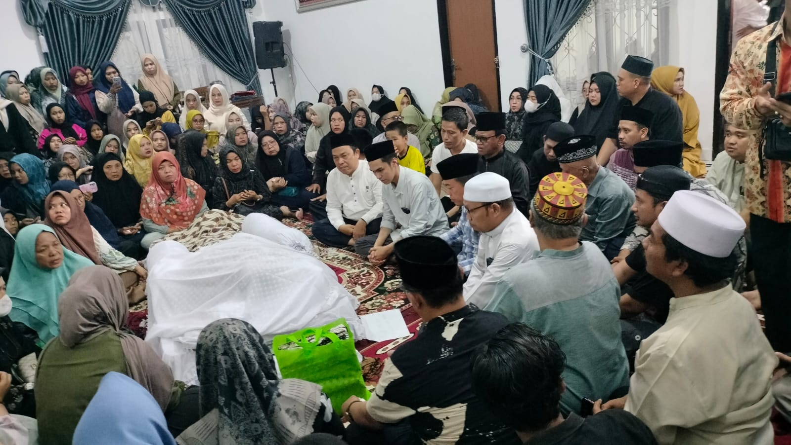 Al Haris Melayat ke Rumah Duka Rektor UIN Alm Prof Asad Isma. Foto: Jambiseru.com