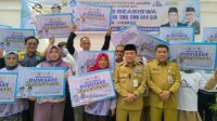 Kadis PUPR Jambi dampingi Al Haris penyerahan bantuan Dumisake Bedah Rumah, Senin (2/9) foto : jernih.id