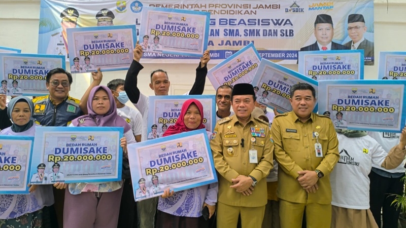 Kadis PUPR Jambi dampingi Al Haris penyerahan bantuan Dumisake Bedah Rumah, Senin (2/9) foto : jernih.id