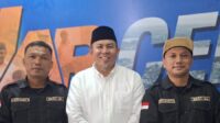 Kiri, M Grivan Magner bersama H Abdul Rahman (tengah) dan tim lainnya. Foto : dok pribadi M Grivan Magner