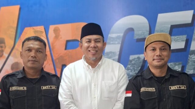 Kiri, M Grivan Magner bersama H Abdul Rahman (tengah) dan tim lainnya. Foto : dok pribadi M Grivan Magner