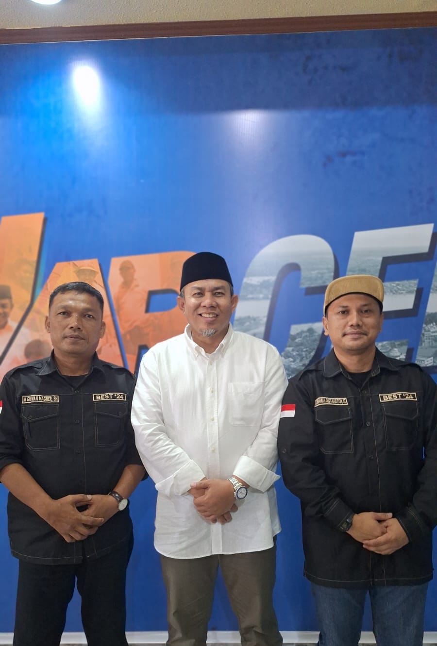 Kiri, M Grivan Magner bersama H Abdul Rahman (tengah) dan tim lainnya. Foto : dok pribadi M Grivan Magner Kiri, M Grivan Magner bersama H Abdul Rahman (tengah) dan tim lainnya. Foto : dok pribadi M Grivan Magner