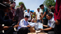 Gubernur Jambi, Al Haris Serahkan Bantuan Pendidikan Seragam Sekolah di SMK 1 Sungai Penuh. Foto: Istimewa