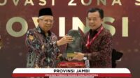 Al Haris Terima Penghargaan Paritrana Award 2024 dari Wapres Ma'aruf Amin. Foto: Jambiseru.com