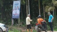 Oknum Lurah (baju biru) yang nekat pasang baliho RH. Foto : ist