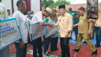Gubernur Jambi Al Haris menyerahkan bantuan Dumisake ke warga Tanjung Tabung Timur. Foto: Jambiseru.com