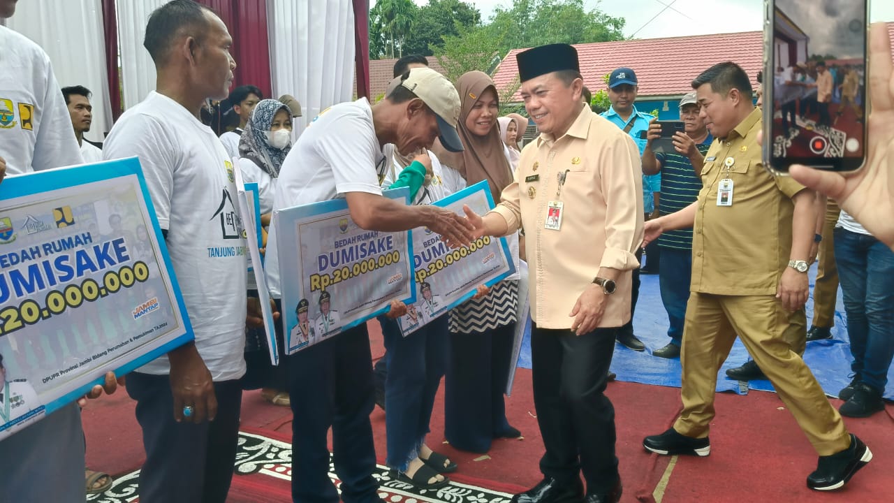 Gubernur Jambi Al Haris menyerahkan bantuan Dumisake ke warga Tanjung Tabung Timur. Foto: Jambiseru.com