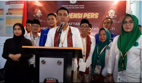 Pasangan Calon Bupati dan Wakil Bupati Batnghari, Muhammad Fadhil Arief dan H Bakhtiar resmi mendaftar ke KPU. Foto: Istimewa