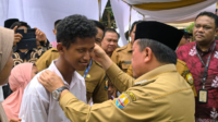 Gubernur Jambi, Al Haris saat serahkan bantuan Dumisake pendidikan di Tanjabbar. Foto: Jambiseru.com
