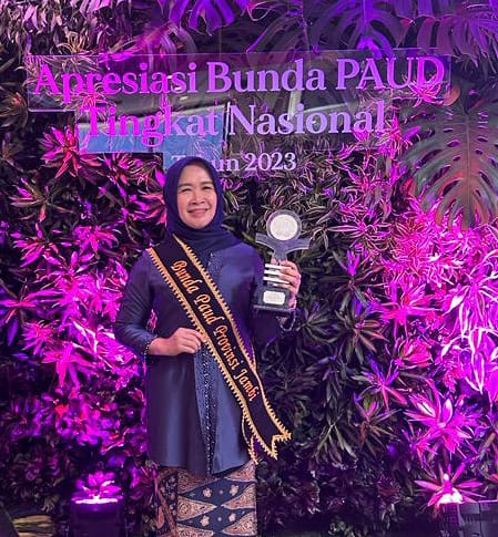 Bunda PAUD Provinsi Jambi Hj Hesnidar Haris pernah menorehkan prestasi ditingkat Nasional dengan meraih juara 1 (satu) penghargaan Wiyata Dharma Madya. Foto: Jambiseru.com