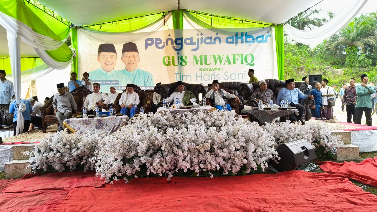 Al Haris dan Abdullah Sani (Haris-Sani) didampingi Zumi Zola mengikuti pengajian akbar bersama Gus Muwafiq
