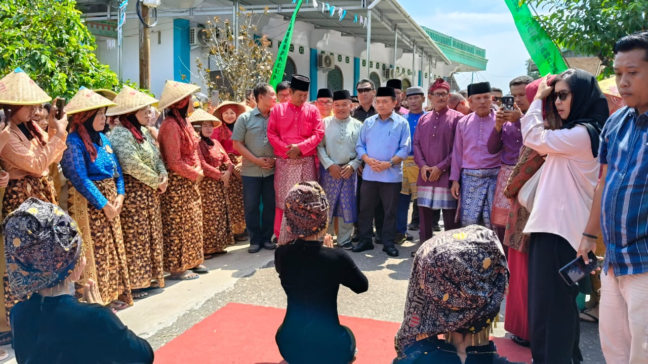 Tokoh masyarakat Jambi yang juga calon kuat Gubernur Jambi nomor urut 2 menghadiri sekaligus membuka festival budaya baju kebaya dan pacu perahu yang diselenggarakan warga Dusun Sarolangun. Foto: Istimewa