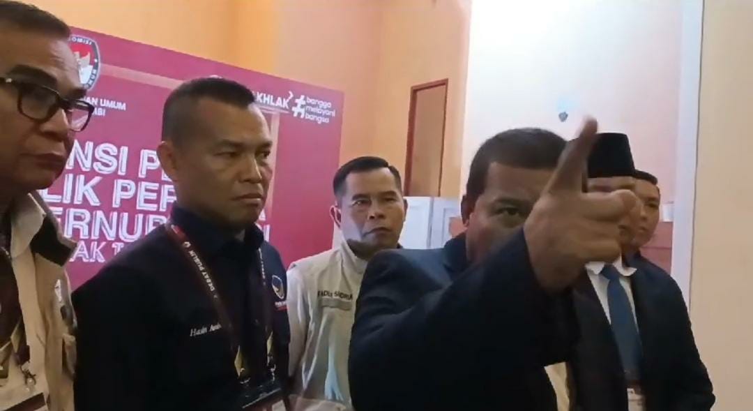 Arogansi Cagub Jambi Romi Hariyanto (RH), terhadap awak media usai acara Debat Kandidat di Abadi Convention Center (ACC) Arogansi Cagub Jambi Romi Hariyanto (RH), terhadap awak media usai acara Debat Kandidat di Abadi Convention Center (ACC)