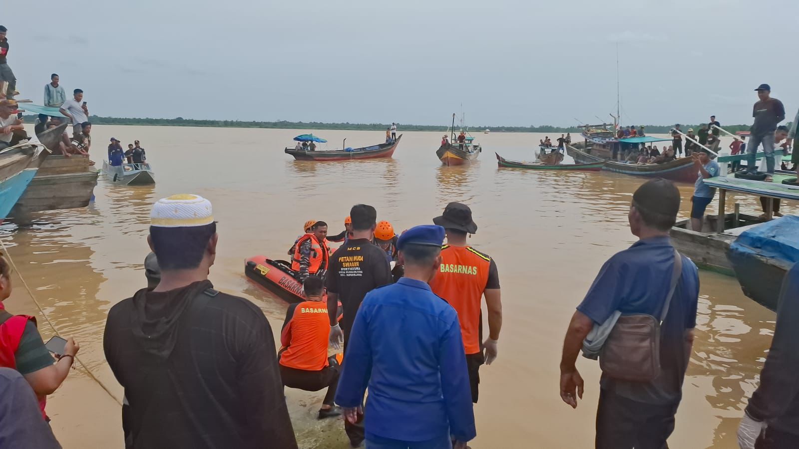 Seorang Anak Buah Kapal (ABK) pengangkut buah kelapa sawit yang terjatuh dari pompong di Sungai Batanghari karena kecelakaan, ditemukan.